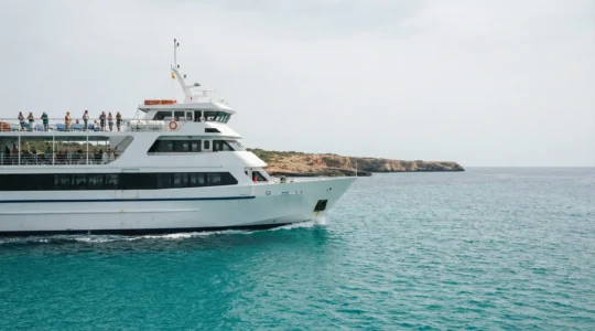 Ferry navigant vers les Baléares sur eaux turquoise méditerranéennes