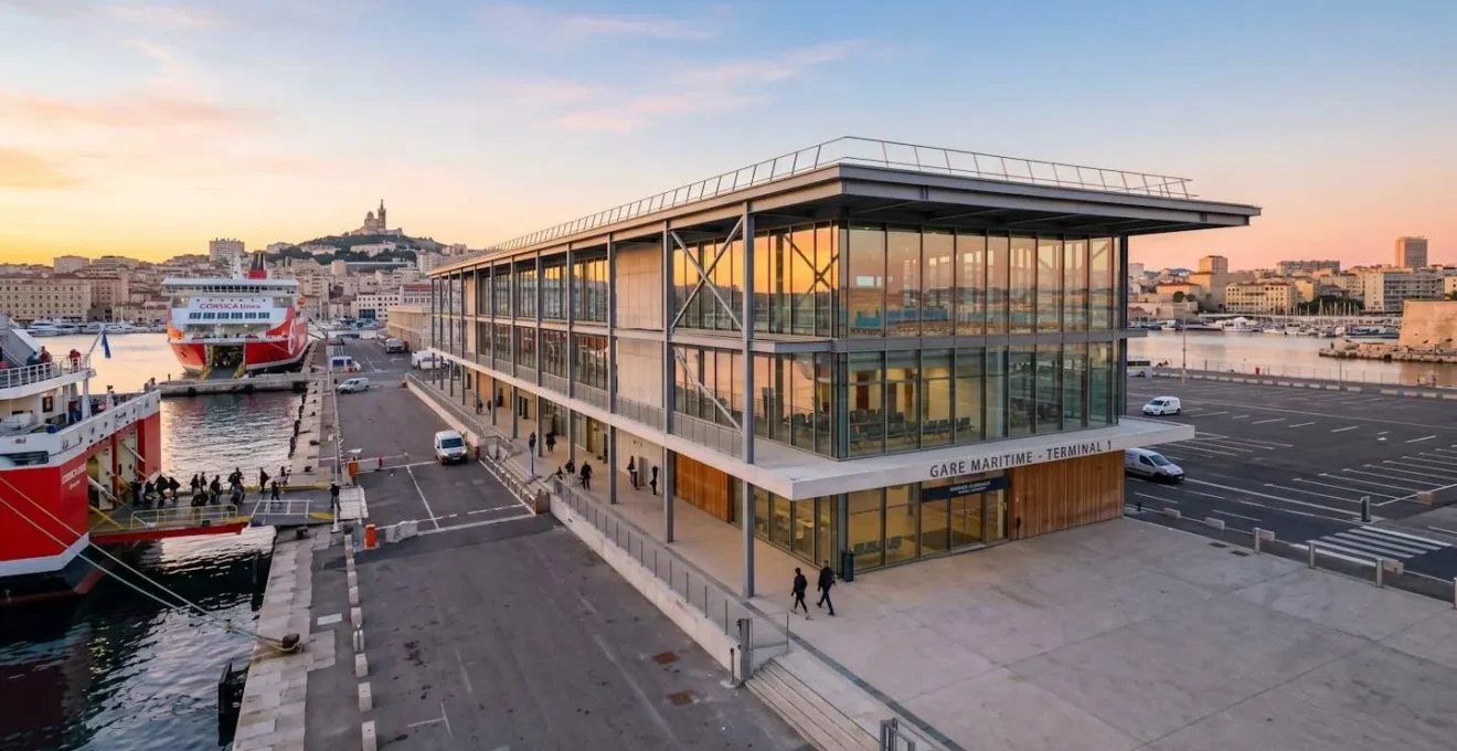 Vue large d'un terminal de ferry moderne au lever du soleil dans un port méditerranéen avec infrastructure portuaire contemporaine